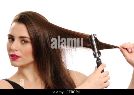 Brillant à lèvres rose vif porter féminin et robe de satin noir tenue longue ligne droite cheveux brune sur le côté à la brosse à Banque D'Images