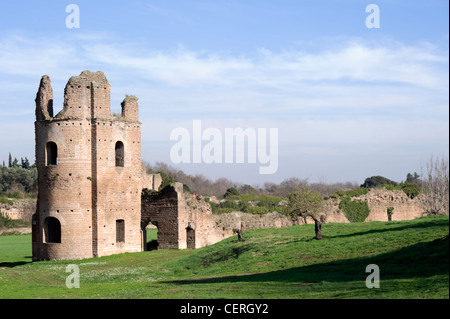 Cirque de Maxence (Circo di Massenzio) ruines le long de la Via Appia (Appia Antica), Rome, Italie. Saison d'hiver. L'accent sur la tour. Banque D'Images