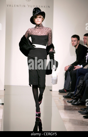 Valentin Yudashkin Milan Prêt à Porter Automne Hiver jupe longueur genou noir et blouse avec châle et chapeau Banque D'Images