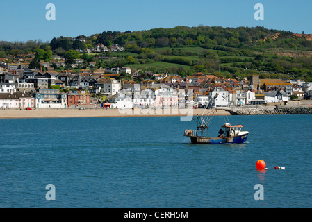 Bateau de pêche faisant route vers la mer de Lyme Regis dorset england uk Banque D'Images