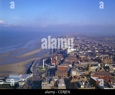 Vue vers le nord le long de la côte du haut de la tour de Blackpool. Banque D'Images