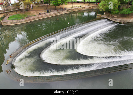 Rivière Avon près de Pont Pulteney BATH Royaume-Uni Banque D'Images