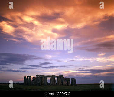 Un coucher de soleil spectaculaire à Stonehenge. Banque D'Images