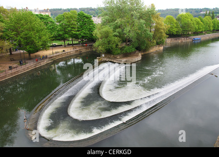 Rivière Avon près de Pont Pulteney BATH Royaume-Uni Banque D'Images