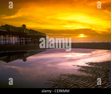 Plus de coucher de soleil spectaculaire Blackpool. Banque D'Images