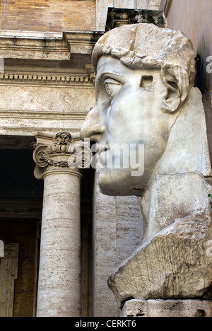 Tête de statue colossale de Constantine, Musées du Capitole, la colline du Capitole, Rome, Latium, Italie Banque D'Images