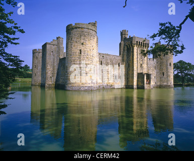 Une vue sur le Château de Bodiam à l'eau. Banque D'Images