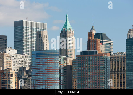 Gratte-ciel de Manhattan y compris les 70 étages recouvert de cuivre 40 Wall Street (Trump Building) à New York. Banque D'Images