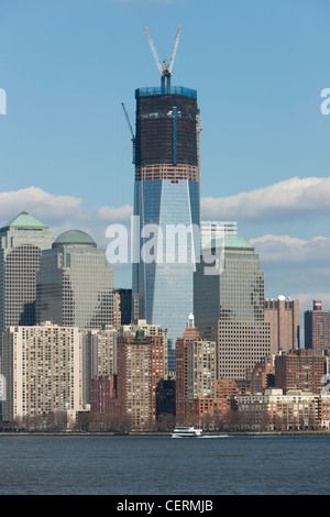 L'augmentation du One World Trade Center (Freedom Tower) et horizon de Manhattan à New York City, vu du port de New York. Banque D'Images