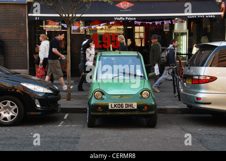 Electric G-Wiz voiture garée dans un espace minuscule Londres Hampstead Banque D'Images