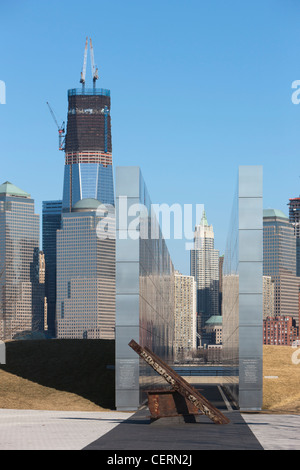 L'augmentation du One World Trade Center (Freedom Tower) et d'autres édifices de Manhattan derrière le New Jersey le 11 septembre 2001 Mémorial Empty Sky à Jersey City, New Jersey. Banque D'Images