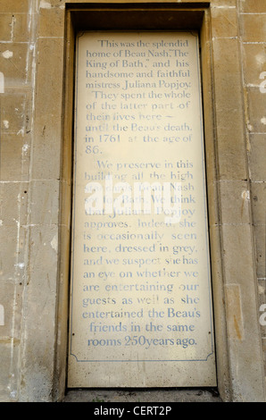 Une plaque commémorative et tablette présentant une brève biographie et l'histoire de Beau Nash de baignoire Banque D'Images