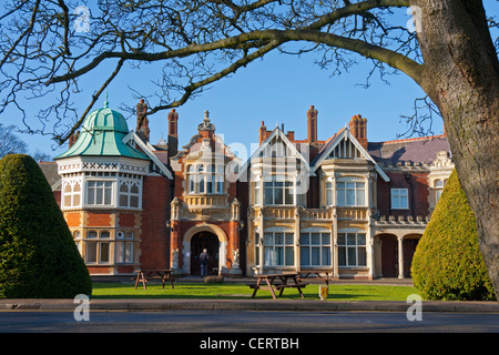 La façade de Bletchley Park Mansion dans le Buckinghamshire, Angleterre. L'accueil de la durant la Seconde Guerre mondiale. Banque D'Images