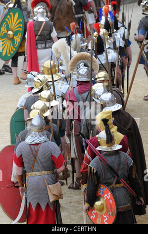 Soldats romains sur les lieux d'un nouveau texte législatif à l'amphithéâtre romain de Chester UK Banque D'Images