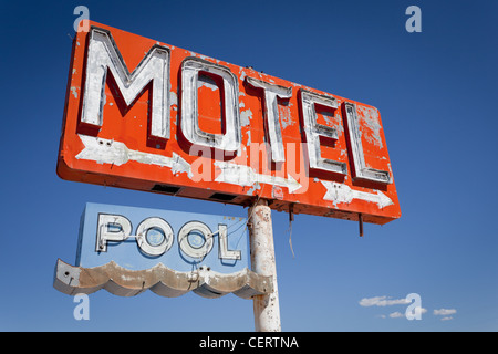Un ancien vintage rouge, usé motel sign in front of a blue sky Banque D'Images