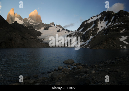 Aube lumière sur les sommets du Mont Fitz Roy (El Chalten), le Parc National Los Glaciares, Patagonie, Argentine Banque D'Images