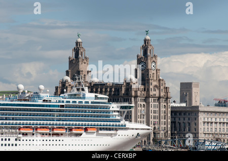 Bateau de croisière amarré à Liverpool UK avec l'horizon et le célèbre Liverbirds dans l'arrière-plan Banque D'Images