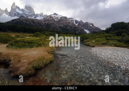 Clair River sous le Mont Fitz Roy (El Chalten), le Parc National Los Glaciares, Patagonie, Argentine Banque D'Images