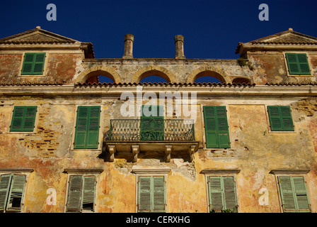 Une semi-bâtiment abandonné surplombant le port de Gaios à Paxos, Grèce. Banque D'Images