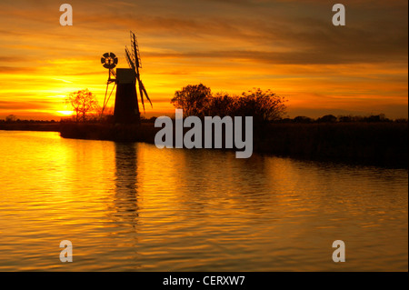 Moulin sur gazon Fen les Norfolk Broads au coucher du soleil. Banque D'Images