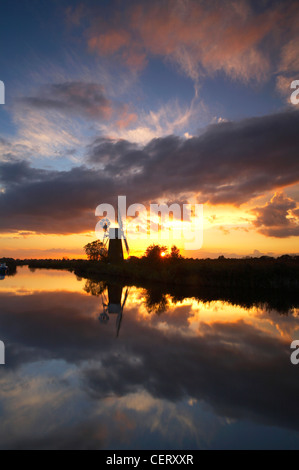 Vue d'une pompe éolienne sur gazon Fen les Norfolk Broads. Banque D'Images