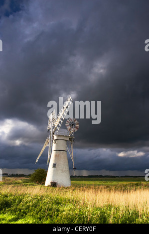 Thurne moulin contre un ciel d'orage sur les Norfolk Broads. Banque D'Images