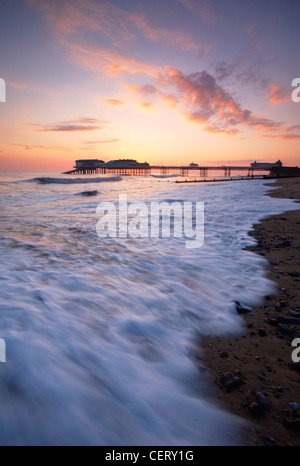 Jetée de Cromer, au lever du soleil sur la côte de Norfolk. Banque D'Images