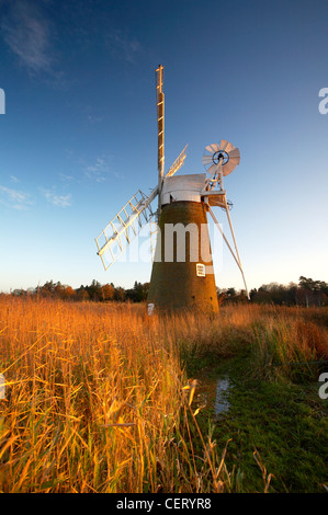 Turf drainage Fen moulin sur un matin d'hiver. Banque D'Images