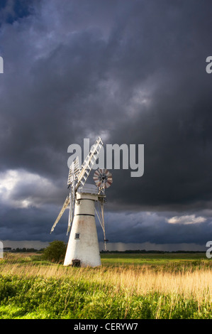 Thurne Moulin contre un ciel d'orage sur les Norfolk Broads. Banque D'Images