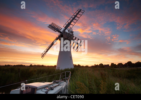 Thurne moulin au lever du soleil sur les Norfolk Broads. Banque D'Images