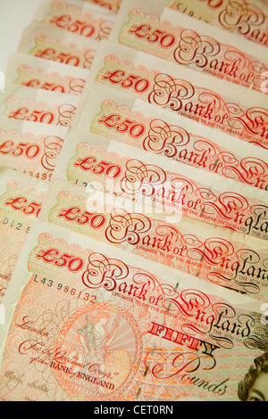 Cinquante £50 GBP Livre sterling bank notes éparpillées à travers l'Angleterre UK Banque D'Images