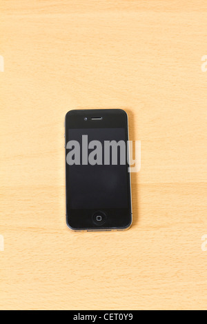 Vierge (noir) écran iPhone 4/4S photographié sur un fond de bois Banque D'Images