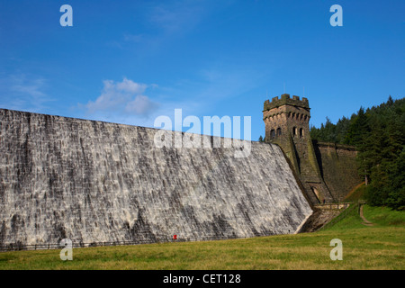 Barrage de l'eau cascadant Derwent dans la Haute Vallée de Derwent. Banque D'Images