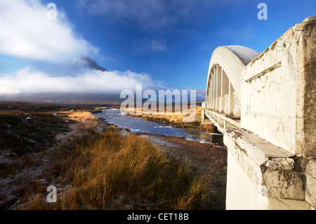 Buachaille Etive Mor nuage couvre montagne vue d'un pont enjambant la rivière Etive. Banque D'Images