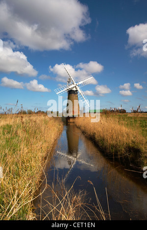 Reflets dans l'eau de la pompe éolienne sur le niveau Benets Norfolk Broads. Banque D'Images