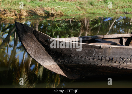 Kerala pays traditionnel en bois bateau (bateau canot ) se trouvant dans l'eau dormante Banque D'Images