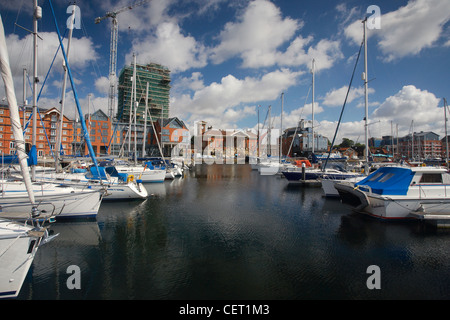 Yachts et bateaux amarrés à Ipswich Haven Marina dans le Suffolk. Banque D'Images