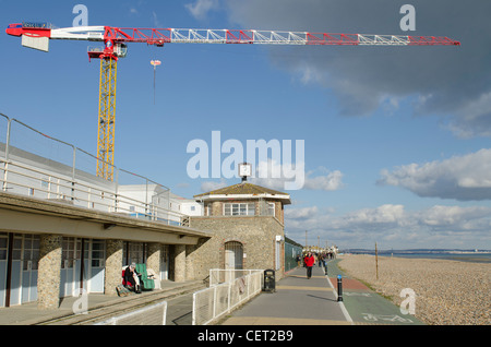 Construction grue nouvelle piscine à Worthing Beach West Sussex England Uk Banque D'Images