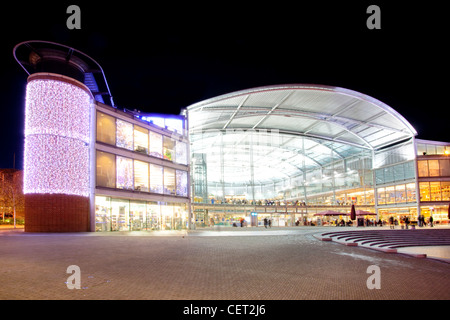 Le Forum, un centre d'information, d'apprentissage et de loisirs, illuminé de Noël dans le centre-ville de Norwich. Banque D'Images