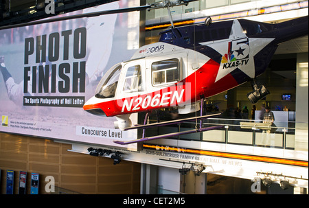 Un hélicoptère dans la rotonde de l'Newseum situé au 555 Pennsylvania Avenue NW, Washington, D.C. Banque D'Images