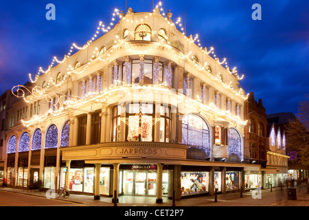 Magasin Jarrolds illuminés à Noël, à l'angle de la rue London Street et l'échange dans le centre-ville de Norwich. Banque D'Images