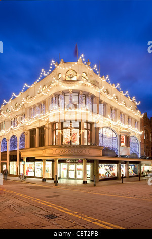 Magasin Jarrolds illuminés à Noël, à l'angle de la rue London Street et l'échange dans le centre-ville de Norwich. Banque D'Images