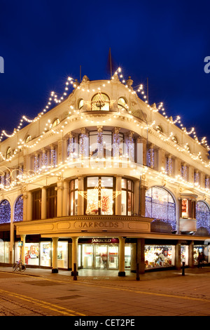 Magasin Jarrolds illuminés à Noël, à l'angle de la rue London Street et l'échange dans le centre-ville de Norwich. Banque D'Images