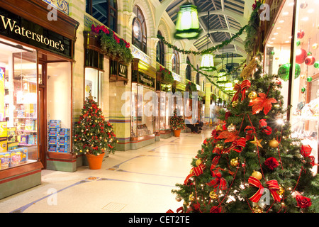 Les décorations de Noël devant les boutiques dans Royal Arcade dans le centre-ville de Norwich. Banque D'Images