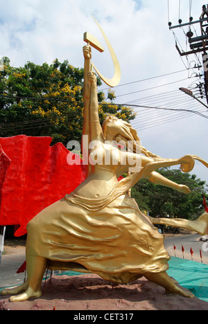 Sculpture du Parti communiste des travailleurs, hommes et femmes, avec la partie marteau Couteau logo.Placé près de l'autoroute nationale Kerala Banque D'Images