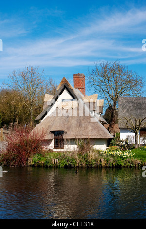 Bridge Cottage par la rivière Stour. Le 16e siècle chaumière abrite une exposition sur l'artiste, John Constable. Banque D'Images
