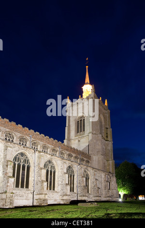 L'église du 15ème siècle de Saint Pierre et de saint Paul dans la nuit. Banque D'Images