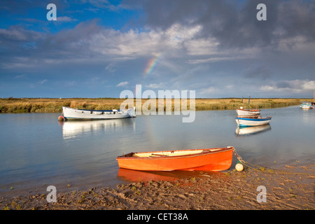 Un arc-en-ciel sur le petit port de pêche à Morston sur la côte nord du comté de Norfolk. Banque D'Images