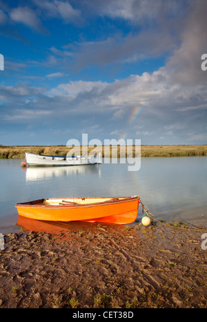 Un arc-en-ciel sur le petit port de pêche à Morston sur la côte nord du comté de Norfolk. Banque D'Images