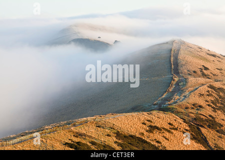 Après le grand sentier de la crête de Mam Tor Tor et de retour sur la colline de perdre un matin glacial dans le Peak District National Park Banque D'Images